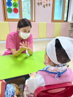 김하늘, 한가위 맞아 성가정입양원 방문…아이들과 추억 나눠
