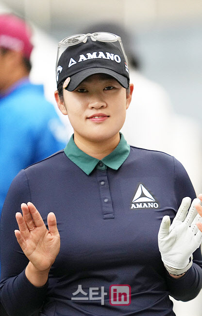 김연희 '출발인사는 미소 두손 인사'                                                                                                                                                      