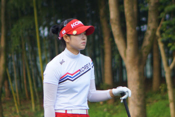 유현조, 7타 줄이며 대역전극...한국 여자 골프, 단체전 은메달 확보(1보)