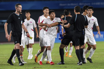북한 남자축구, 8강서 일본에 탈락...종료 후 심판 위협 논란