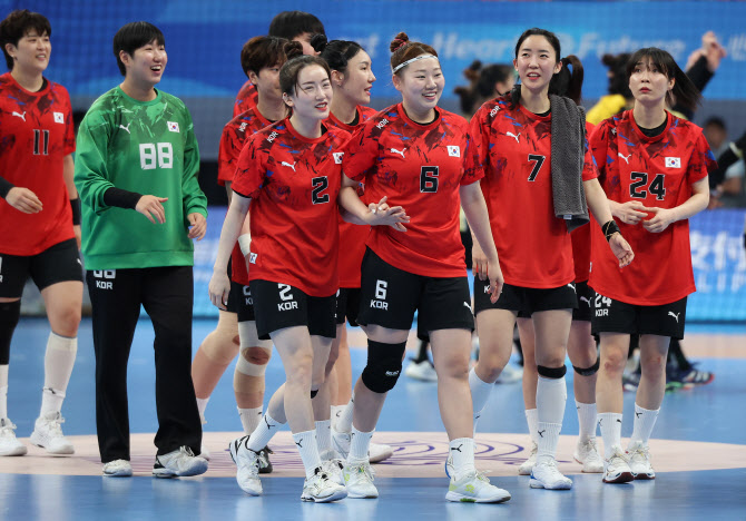 ‘3연패까지 한 걸음’ 여자 핸드볼, 중국에 완승... 결승은 한일전 