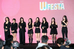 "'W페스타'와 함께"…프로미스나인, 다채로운 무대→팬들과 호흡 [2023 W페스타]