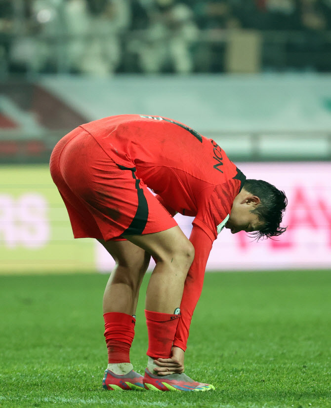 발목 상태 체크하는 손흥민                                                                                                                                                                               