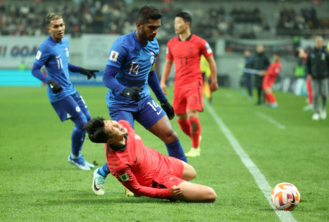 반칙 당하는 손흥민, 으악!                                                                                                                                                                               