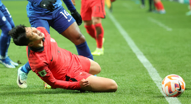 반칙 당하는 손흥민, 으악!                                                                                                                                                                               