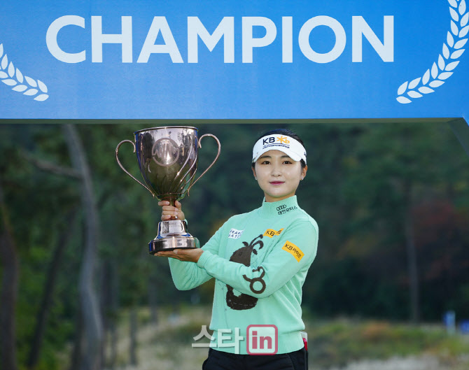 이예원 '우승 챔피언입니다'                                                                                                                                                              