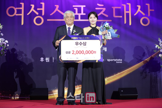 우수상을 받은 펜싱 에페 최인정                                                                                                                                                                    