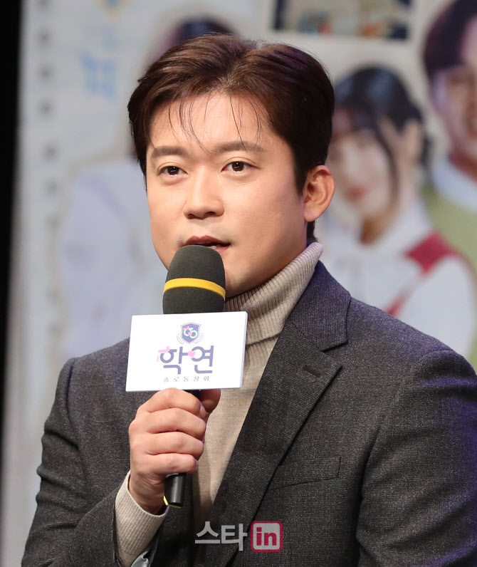 인사말하는 '솔로동창회 학연' MC 김대호 아나운서                                                                                                                                         