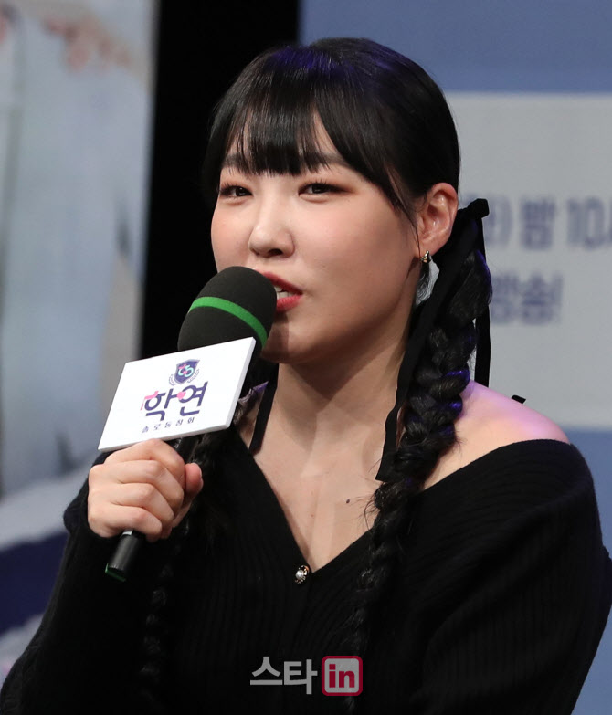 인사말하는 '솔로동창회 학연' MC 개그우먼 이은지                                                                                                                                         