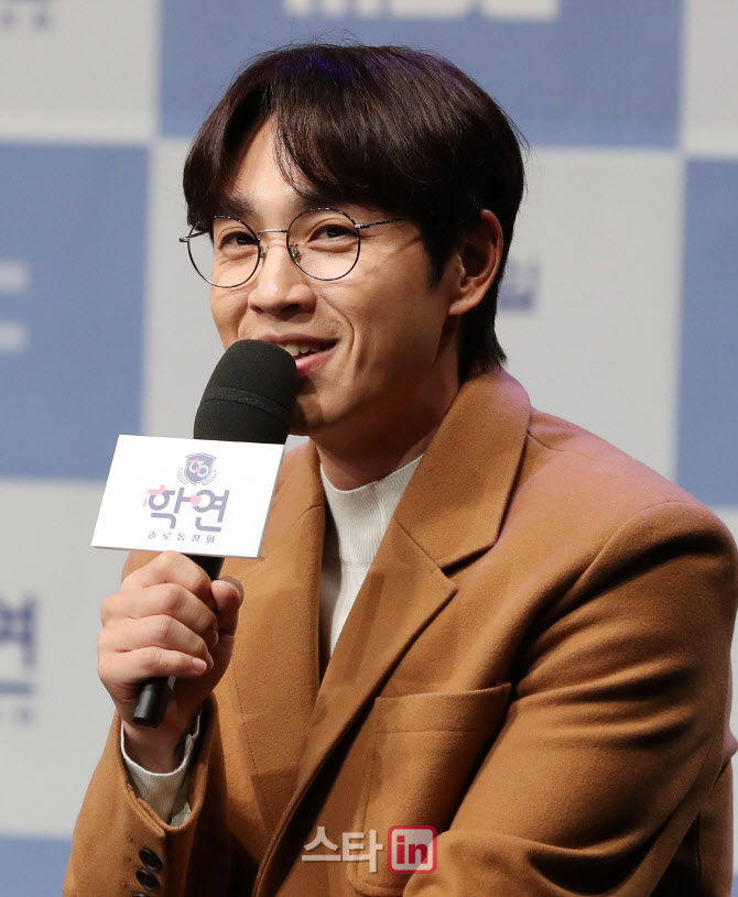 인사말하는 '솔로동창회 학연' MC 가수 이석훈                                                                                                                                             