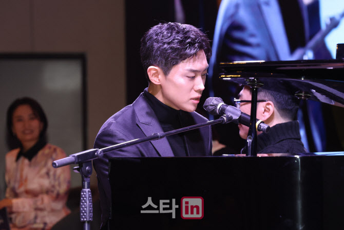 노래 부르는 손정혁                                                                                                                                                                                