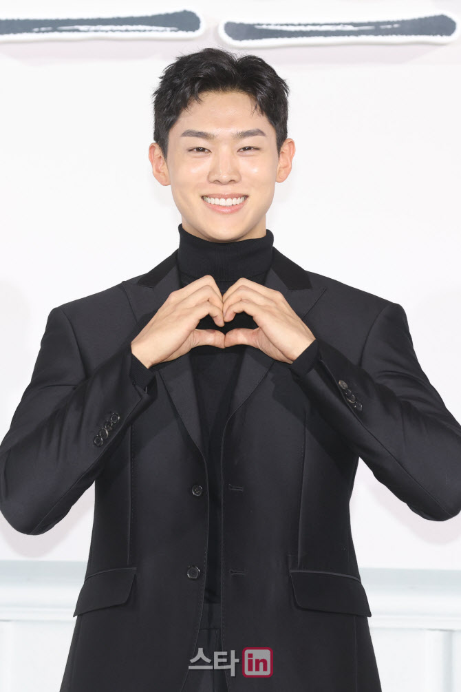 포즈 취하는 손정혁                                                                                                                                                                                