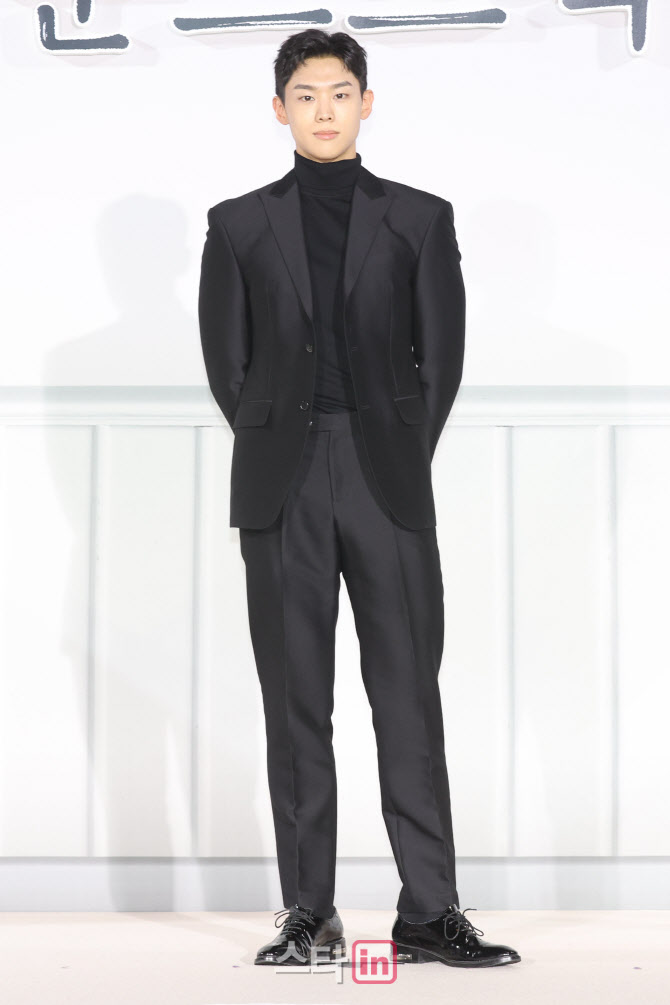 손정혁, 화려한 슈트 자태                                                                                                                                                                          