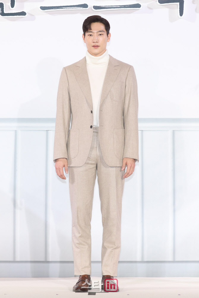 노상현, 비현실적인 비율                                                                                                                                                                           