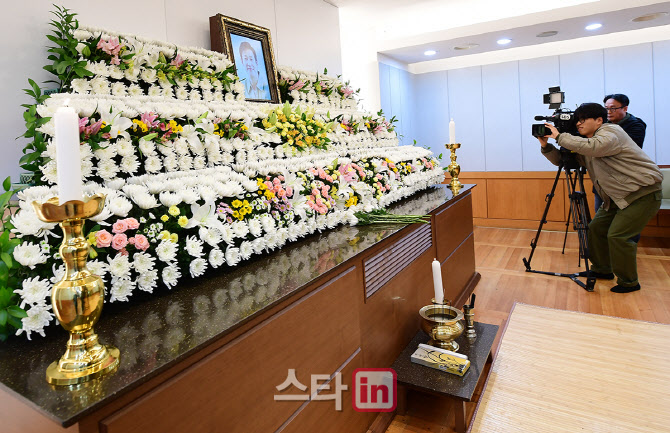 [포토]故 이선균 빈소, 서울대병원 마련·상주 전혜진