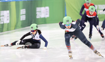 "이 악물고 타려고 했는데..." 한국 쇼트트랙, 혼성 계주서 넘어지는 불운