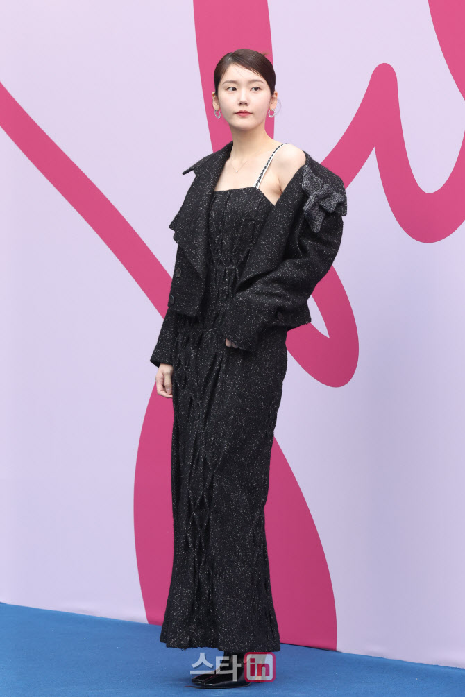 포즈 취하는 심소영                                                                                                                                                                                