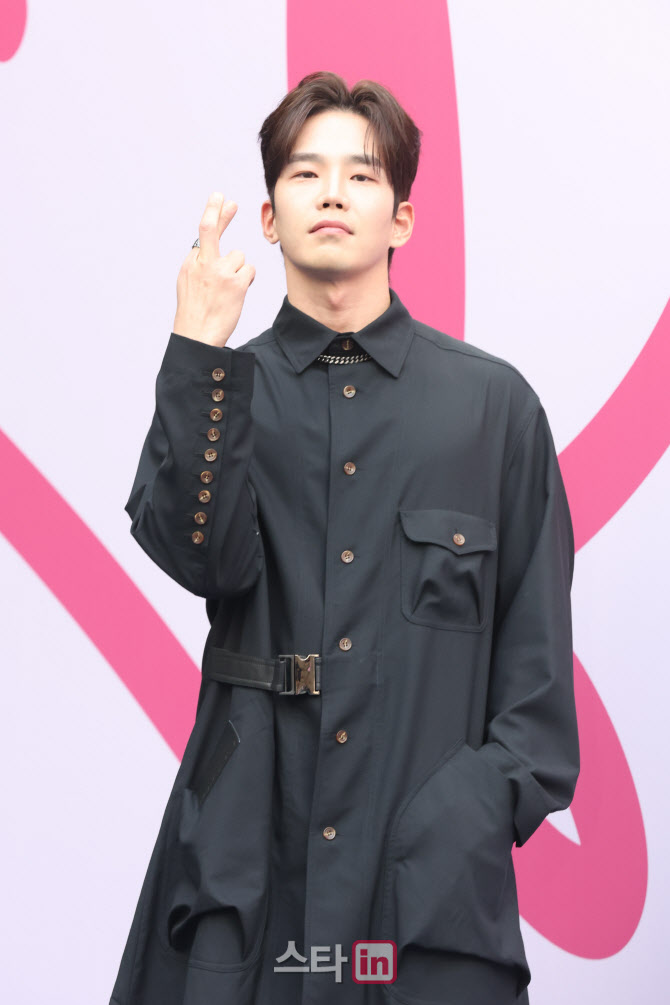 고윤, 깜짝놀란 하트                                                                                                                                                                               