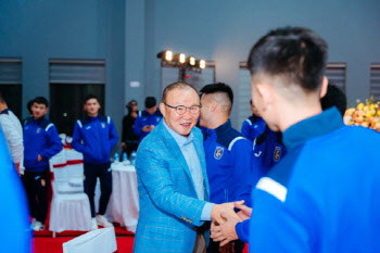 '차기 대표팀 사령탑 후보' 박항서 감독, 구단 고문으로 베트남 축구계 복귀