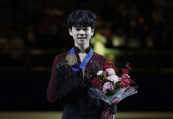 피겨 서민규, 점프 실수에도 주니어세계선수권 금메달…‘한국 남자 선수 최초’