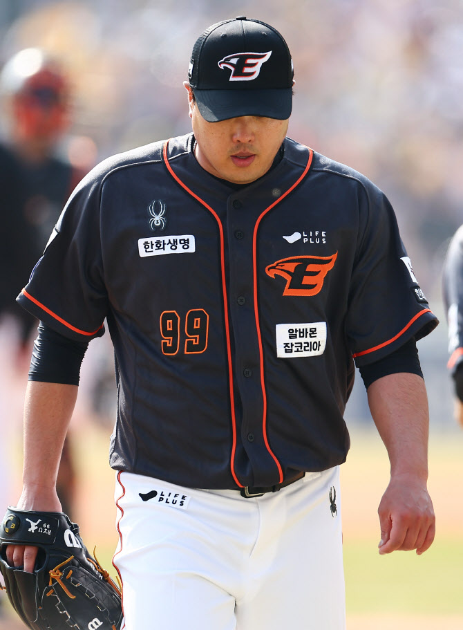  '아쉬운 복귀전 치른 한화 류현진'                                                                                                                                                       