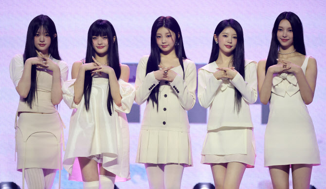'하이브 新 걸그룹' 아일릿, 오늘 데뷔                                                                                                                                                          