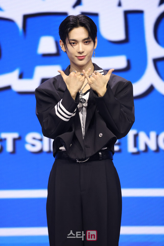 시윤, 강렬한 눈빛                                                                                                                                                                                 