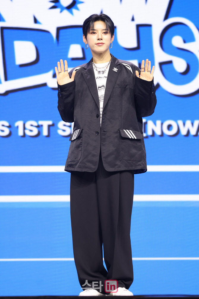 포즈 취하는 진혁                                                                                                                                                                                  