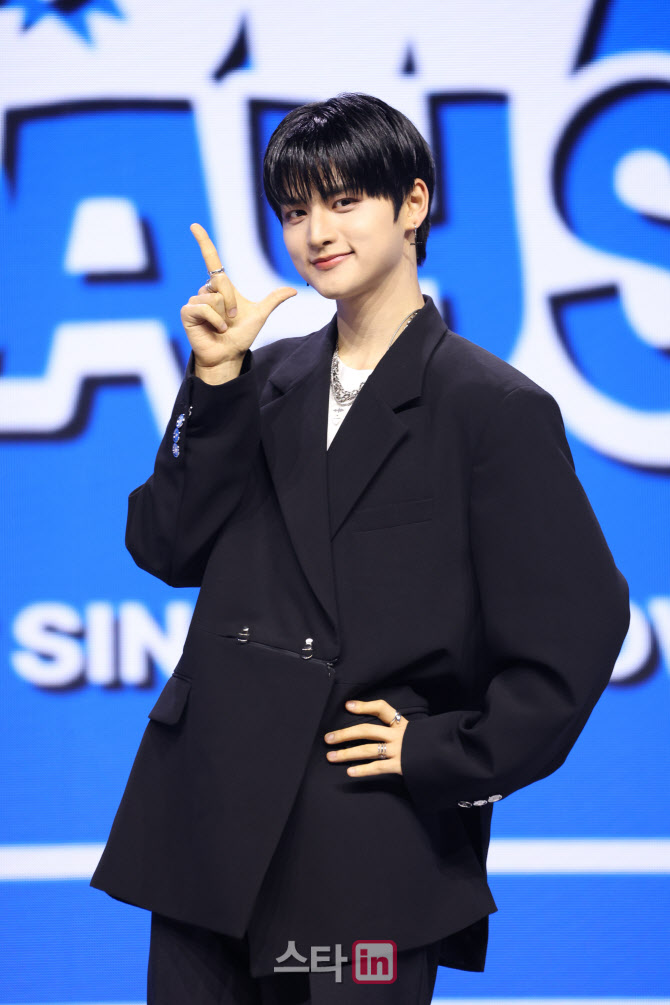 윤, 애교 전문입니다                                                                                                                                                                               