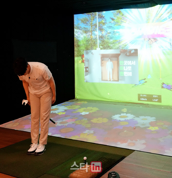 신인선 '정중한 버디 인사'                                                                                                                                                               