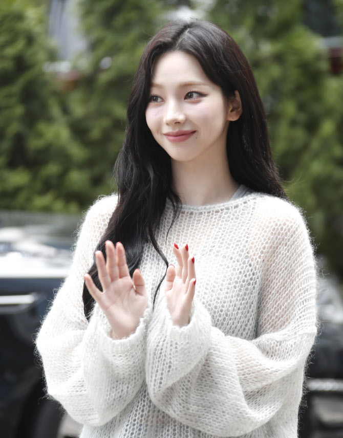 카리나, 이재욱과 결별 아픔 딛고 되찾은 미소                                                                                                                                                             