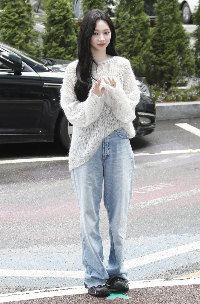카리나,  AI도 울고 갈 여신 미모                                                                                                                                                                         