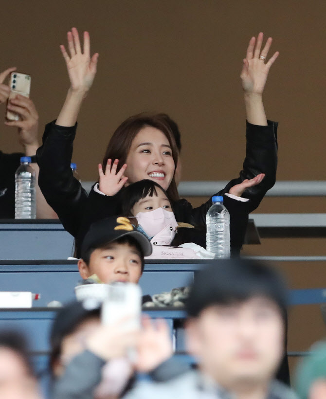 딸과 함께 류현진 응원하는 아내 배지현씨                                                                                                                                                                 