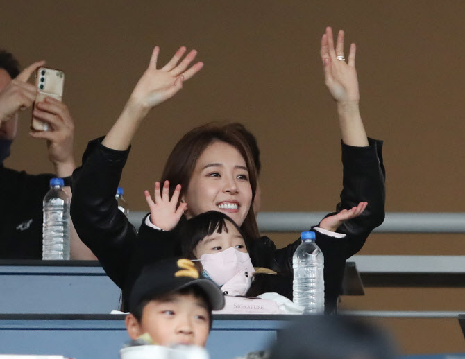 딸과 함께 류현진 응원하는 아내 배지현씨                                                                                                                                                                 