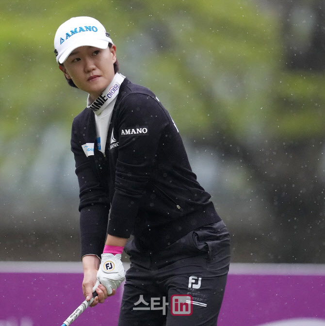 최은우 '비바람에도 흔들리지 않는다'                                                                                                                                                     