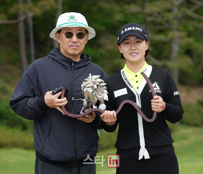 최은우 '아빠와 함께 우승 기념 촬영'                                                                                                                                                     