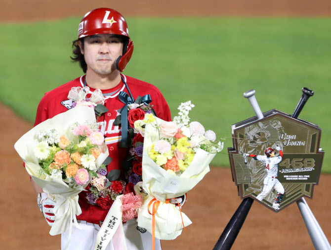 KBO 새 역사 쓴 최정                                                                                                                                                                                     