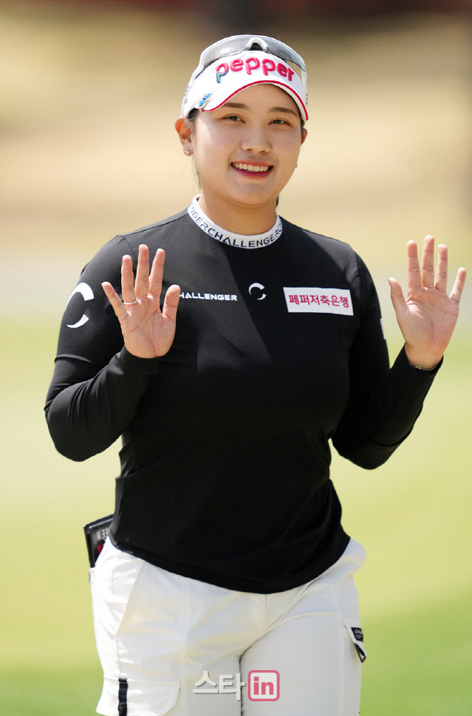 김희지 '밝은 두손 인사로 홀아웃'                                                                                                                                                        