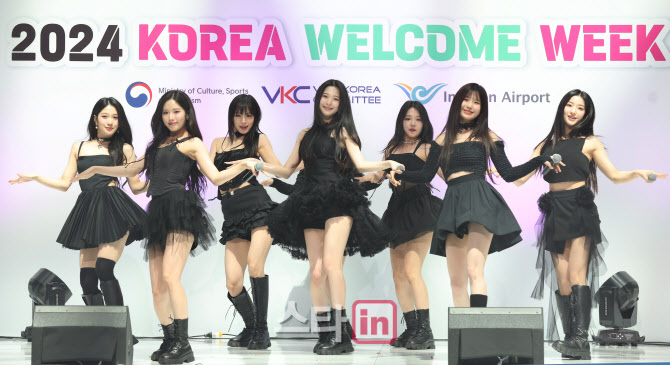 프로미스나인, 인천공항을 상큼하게 만드는 무대                                                                                                                                                     