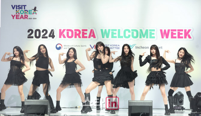 무대 선보이는 프로미스나인                                                                                                                                                                        