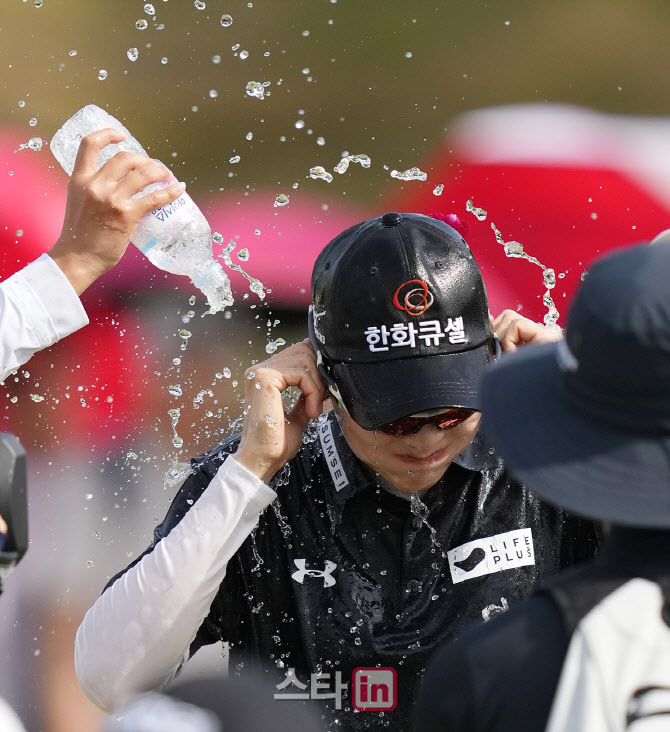 이정민 '멈추지 않는 축하 물세레'                                                                                                                                                        