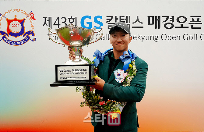  김홍택 '스크린 황제, 필드도 접수'                                                                                                                                                      