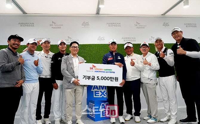 발달장애 프로골프 이승민에게 기부금 전달하는 선수들                                                                                                                                              