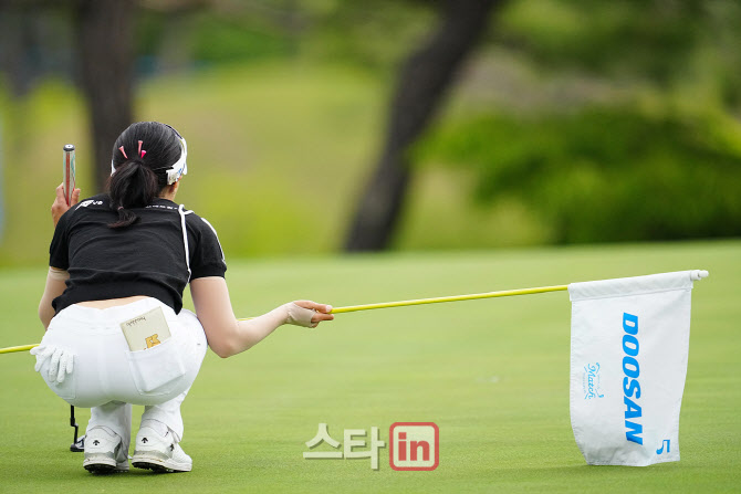 유효주 '핀을 잡고 라인을 살핀다'                                                                                                                                                        