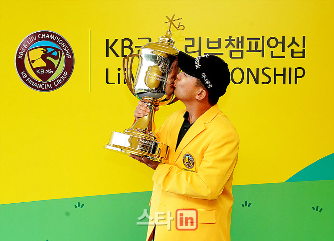  한승수 '트로피에 짜릿한 키스'                                                                                                                                                          