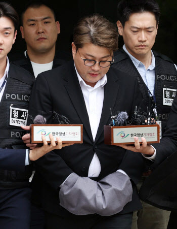 김호중 팬들, 소속사에 팬카페 탈퇴 요구…"아리스=하나, 끝까지 함께"[전문]