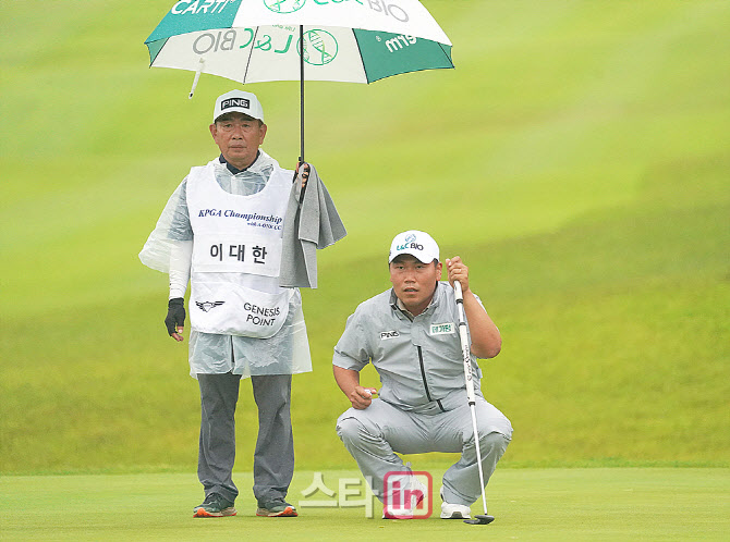  이대한 '아버지와 살피는 그린'                                                                                                                                                          