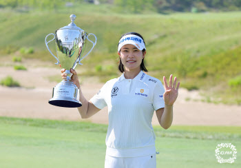 박민지, KLPGA 투어 최초 4연패…“우승상금 2억 1600만원 기부”(종합)