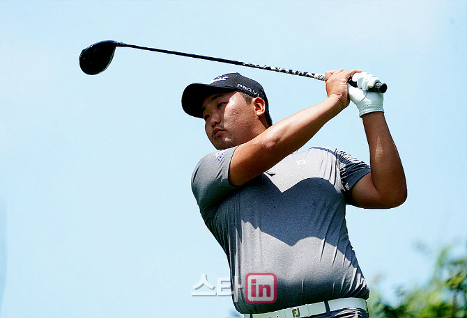  타구 바라보는 김찬우                                                                                                                                                                             