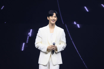 김수현, 10년 만 亞 투어 시작…태국 뜨겁게 달궜다